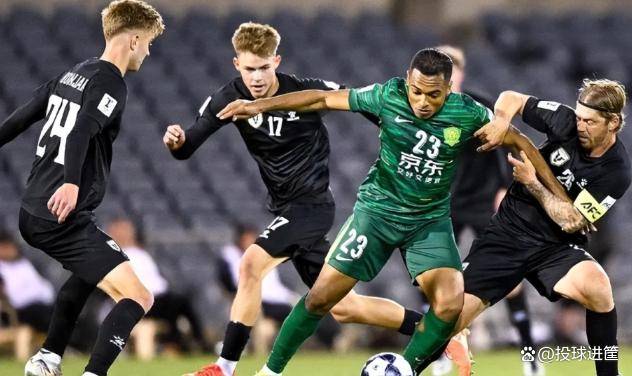 纽约尼克斯训练开放日，今晚战术微调引欢呼，亚冠在即，阵容厚度经受考验 