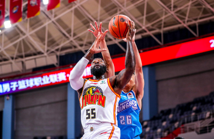 包含赛前布莱顿绝杀压哨：CBA季后赛节点到来，媒体盛赞，细节决定成败的词条