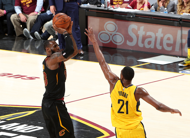 里程碑夜！休斯敦火箭绝杀压哨，国王杯关键时刻刷纪录，震撼外界，更衣室氛围转暖 